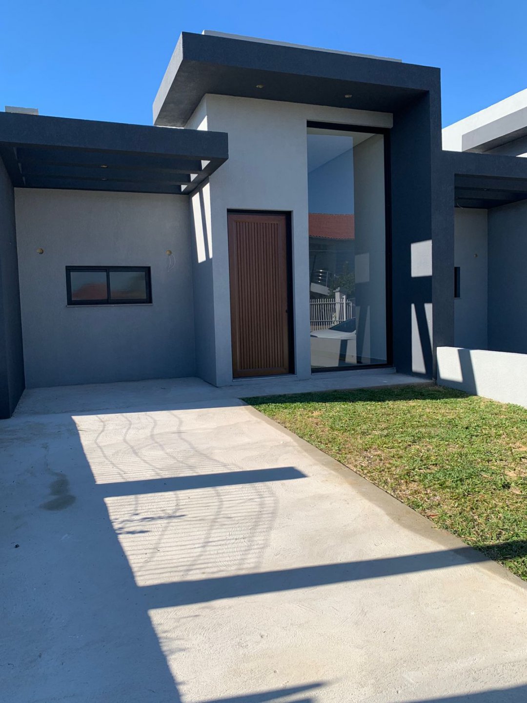 Casa nova com churrasqueira e porcelanato em Xangri-Lá, praia de Rainha do Mar