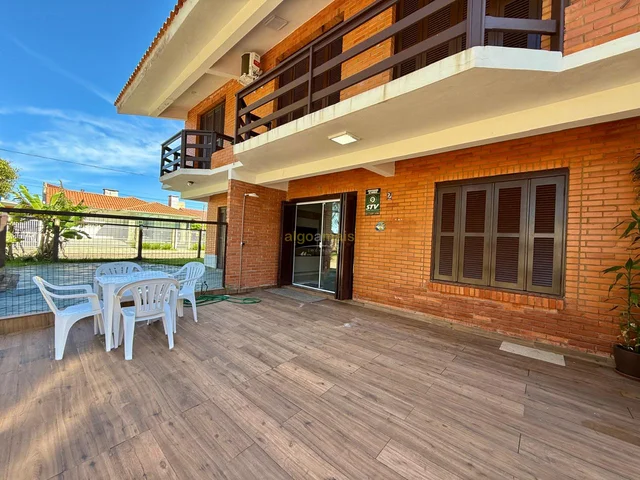 Sobrado mobiliado à venda em Xangri-Lá, Centro, próximo do mar - 71.5m²