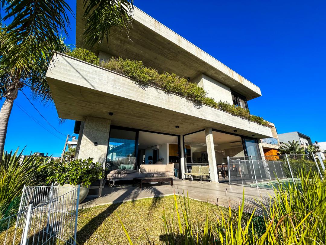 Casa em Condominio Mobiliada em Condominio Blue Xangri-La, esquina, beira lago - Venda em Xangri-Lá
