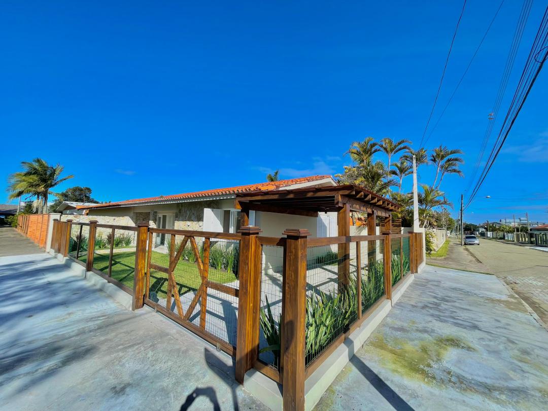 Casa exclusiva à venda em Xangri-Lá, Centro, próxima do mar, esquina - 100m²