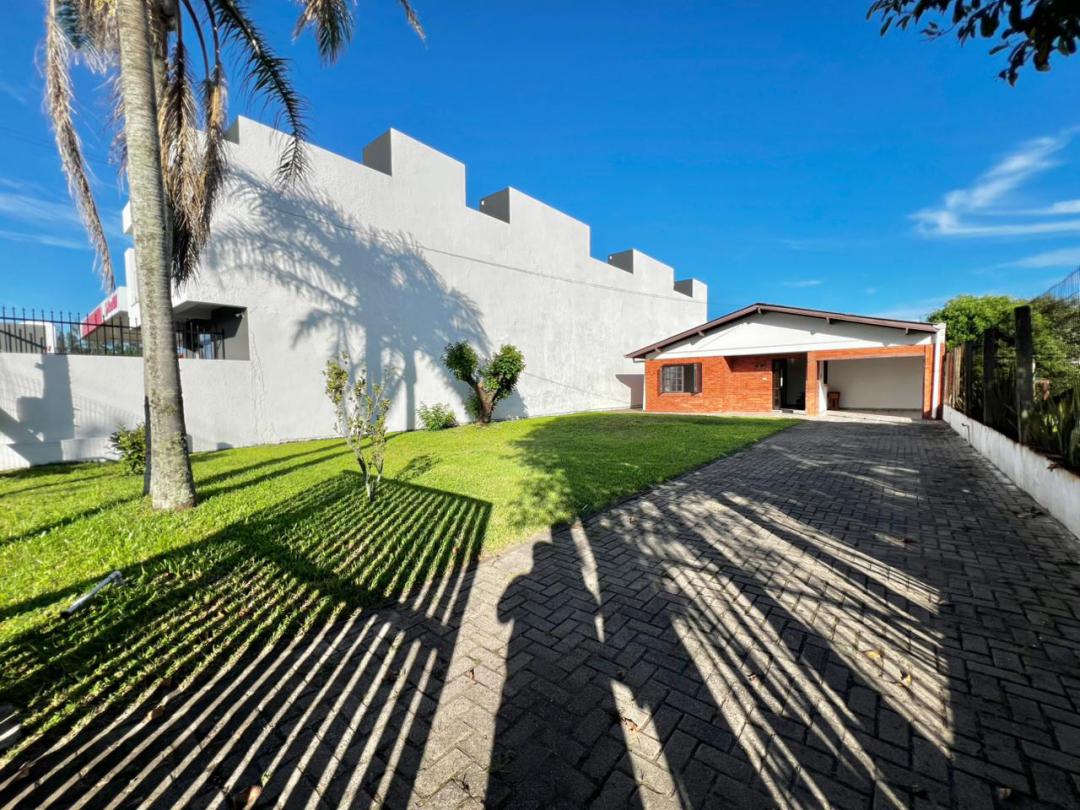 Casa Comercial Mobiliada à venda em Xangri-Lá, Centro - 150m²
