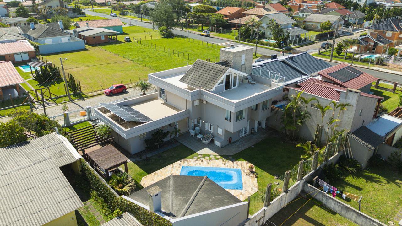 Sobrado Mobiliado com Piscina em Xangri-Lá, 2 terrenos, 1 quadra do mar - Venda